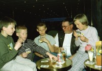 Image of sheet 20020130 photo 12: Personal Bedienung auf dem Kreuzfahrtschiff der Costa Viktoria Ankunft in Savona

Ferien Schifffahrt kreuzfahrt Spielcasino Familie macht Ferien Vergnügungssaal Angebot
Hafen von Savona Altstadt vom Schiff aus Personal Angestellte Arbeiterin aus den Filippinen