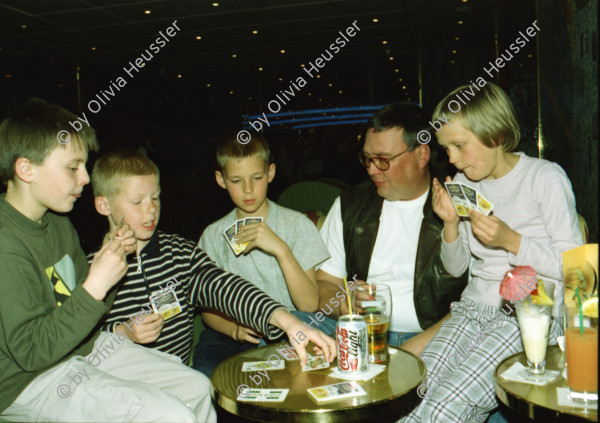 Image of sheet 20020130 photo 12: Personal Bedienung auf dem Kreuzfahrtschiff der Costa Viktoria Ankunft in Savona

Ferien Schifffahrt kreuzfahrt Spielcasino Familie macht Ferien Vergnügungssaal Angebot
Hafen von Savona Altstadt vom Schiff aus Personal Angestellte Arbeiterin aus den Filippinen