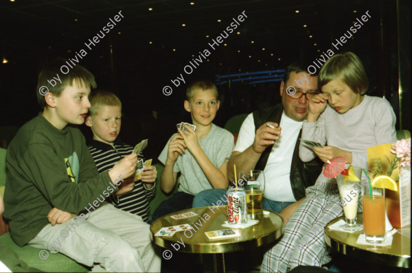 Image of sheet 20020130 photo 13: Personal Bedienung auf dem Kreuzfahrtschiff der Costa Viktoria Ankunft in Savona

Ferien Schifffahrt kreuzfahrt Spielcasino Familie macht Ferien Vergnügungssaal Angebot
Hafen von Savona Altstadt vom Schiff aus Personal Angestellte Arbeiterin aus den Filippinen