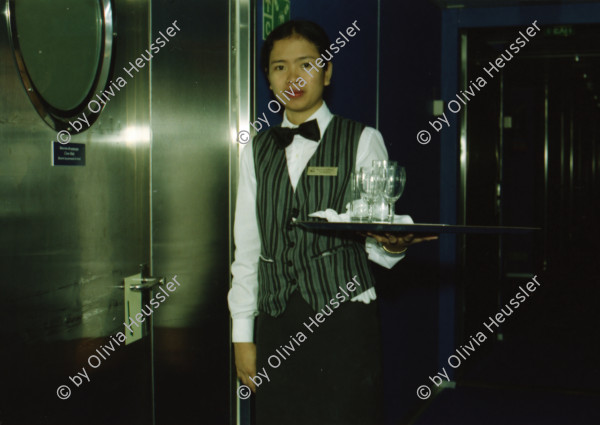 Image of sheet 20020130 photo 28: Personal Bedienung auf dem Kreuzfahrtschiff der Costa Viktoria Ankunft in Savona

Ferien Schifffahrt kreuzfahrt Spielcasino Familie macht Ferien Vergnügungssaal Angebot
Hafen von Savona Altstadt vom Schiff aus Personal Angestellte Arbeiterin aus den Filippinen