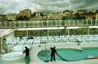 Image of sheet 20020130 photo 30: Personal Bedienung auf dem Kreuzfahrtschiff der Costa Viktoria Ankunft in Savona

Ferien Schifffahrt kreuzfahrt Spielcasino Familie macht Ferien Vergnügungssaal Angebot
Hafen von Savona Altstadt vom Schiff aus Personal Angestellte Arbeiterin aus den Filippinen