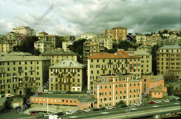 Image of sheet 20020130 photo 31: Personal Bedienung auf dem Kreuzfahrtschiff der Costa Viktoria Ankunft in Savona

Ferien Schifffahrt kreuzfahrt Spielcasino Familie macht Ferien Vergnügungssaal Angebot
Hafen von Savona Altstadt vom Schiff aus Personal Angestellte Arbeiterin aus den Filippinen