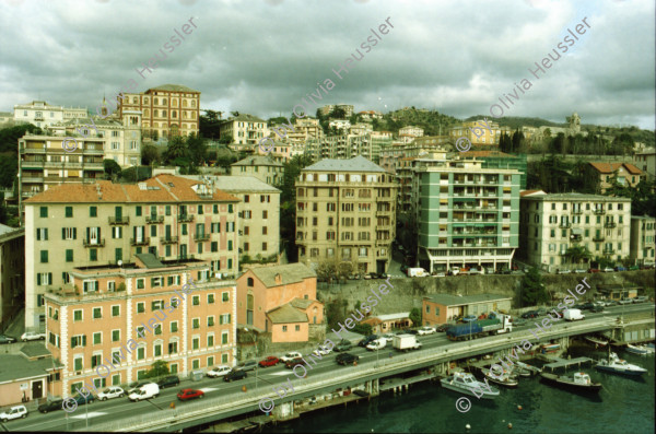 Image of sheet 20020130 photo 33: Personal Bedienung auf dem Kreuzfahrtschiff der Costa Viktoria Ankunft in Savona

Ferien Schifffahrt kreuzfahrt Spielcasino Familie macht Ferien Vergnügungssaal Angebot
Hafen von Savona Altstadt vom Schiff aus Personal Angestellte Arbeiterin aus den Filippinen