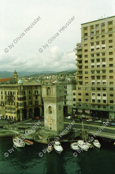 Image of sheet 20020130 photo 34: Personal Bedienung auf dem Kreuzfahrtschiff der Costa Viktoria Ankunft in Savona

Ferien Schifffahrt kreuzfahrt Spielcasino Familie macht Ferien Vergnügungssaal Angebot
Hafen von Savona Altstadt vom Schiff aus Personal Angestellte Arbeiterin aus den Filippinen