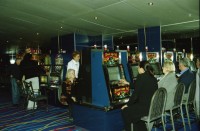 Image of sheet 20020130 photo 6: Personal Bedienung auf dem Kreuzfahrtschiff der Costa Viktoria Ankunft in Savona

Ferien Schifffahrt kreuzfahrt Spielcasino Familie macht Ferien Vergnügungssaal Angebot
Hafen von Savona Altstadt vom Schiff aus Personal Angestellte Arbeiterin aus den Filippinen