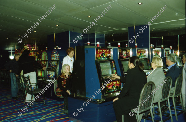 Image of sheet 20020130 photo 6: Personal Bedienung auf dem Kreuzfahrtschiff der Costa Viktoria Ankunft in Savona

Ferien Schifffahrt kreuzfahrt Spielcasino Familie macht Ferien Vergnügungssaal Angebot
Hafen von Savona Altstadt vom Schiff aus Personal Angestellte Arbeiterin aus den Filippinen