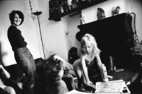 Image of sheet 20020160 photo 19: Barbara Richiger trocknet Lucille Iva Walz die Haare Alis Heussler und Chiara Herold liegen und sitzen auf dem Tisch vor dem Cheminee Kamin in der Wohnstube Gordevio 2002 Ticino tessin  Rustico Valle Maggia
Meret √
© 2002, OLIVIA HEUSSLER / www.clic.li