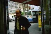 Image of sheet 20020180 photo 23: Bauernzmorge Bauernfrühstück Frühstück an grossen langen Tischen auf dem Lande Bauernhof unter blühenden Apfelbäumen Geisshof  Gebenstorf Aargau bei Beat und Annemarie Müller Kinder im Stall David Müller mit Alis und Raoul (?) 
1. Mai Demonstration in Zürich Palästinaflagge Palästina Bild mit bemaltem srilankischen Ceylon Freund Kamil Issadeen