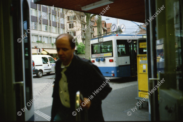 Image of sheet 20020180 photo 23: Bauernzmorge Bauernfrühstück Frühstück an grossen langen Tischen auf dem Lande Bauernhof unter blühenden Apfelbäumen Geisshof  Gebenstorf Aargau bei Beat und Annemarie Müller Kinder im Stall David Müller mit Alis und Raoul (?) 
1. Mai Demonstration in Zürich Palästinaflagge Palästina Bild mit bemaltem srilankischen Ceylon Freund Kamil Issadeen