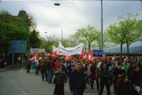 Image of sheet 20020180 photo 27: Bauernzmorge Bauernfrühstück Frühstück an grossen langen Tischen auf dem Lande Bauernhof unter blühenden Apfelbäumen Geisshof  Gebenstorf Aargau bei Beat und Annemarie Müller Kinder im Stall David Müller mit Alis und Raoul (?) 
1. Mai Demonstration in Zürich Palästinaflagge Palästina Bild mit bemaltem srilankischen Ceylon Freund Kamil Issadeen
