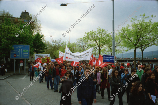 Image of sheet 20020180 photo 27: Bauernzmorge Bauernfrühstück Frühstück an grossen langen Tischen auf dem Lande Bauernhof unter blühenden Apfelbäumen Geisshof  Gebenstorf Aargau bei Beat und Annemarie Müller Kinder im Stall David Müller mit Alis und Raoul (?) 
1. Mai Demonstration in Zürich Palästinaflagge Palästina Bild mit bemaltem srilankischen Ceylon Freund Kamil Issadeen