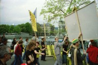 Image of sheet 20020180 photo 30: Bauernzmorge Bauernfrühstück Frühstück an grossen langen Tischen auf dem Lande Bauernhof unter blühenden Apfelbäumen Geisshof  Gebenstorf Aargau bei Beat und Annemarie Müller Kinder im Stall David Müller mit Alis und Raoul (?) 
1. Mai Demonstration in Zürich Palästinaflagge Palästina Bild mit bemaltem srilankischen Ceylon Freund Kamil Issadeen