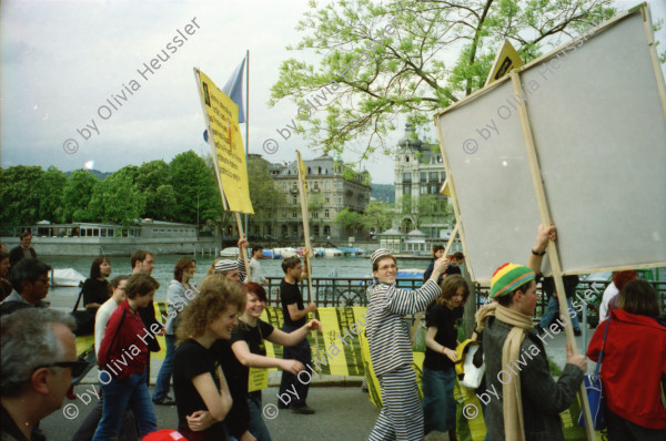 Image of sheet 20020180 photo 30: Bauernzmorge Bauernfrühstück Frühstück an grossen langen Tischen auf dem Lande Bauernhof unter blühenden Apfelbäumen Geisshof  Gebenstorf Aargau bei Beat und Annemarie Müller Kinder im Stall David Müller mit Alis und Raoul (?) 
1. Mai Demonstration in Zürich Palästinaflagge Palästina Bild mit bemaltem srilankischen Ceylon Freund Kamil Issadeen