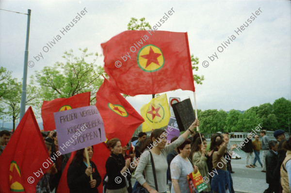 Image of sheet 20020180 photo 31: Bauernzmorge Bauernfrühstück Frühstück an grossen langen Tischen auf dem Lande Bauernhof unter blühenden Apfelbäumen Geisshof  Gebenstorf Aargau bei Beat und Annemarie Müller Kinder im Stall David Müller mit Alis und Raoul (?) 
1. Mai Demonstration in Zürich Palästinaflagge Palästina Bild mit bemaltem srilankischen Ceylon Freund Kamil Issadeen