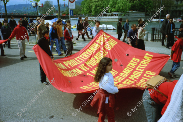 Image of sheet 20020180 photo 34: Bauernzmorge Bauernfrühstück Frühstück an grossen langen Tischen auf dem Lande Bauernhof unter blühenden Apfelbäumen Geisshof  Gebenstorf Aargau bei Beat und Annemarie Müller Kinder im Stall David Müller mit Alis und Raoul (?) 
1. Mai Demonstration in Zürich Palästinaflagge Palästina Bild mit bemaltem srilankischen Ceylon Freund Kamil Issadeen