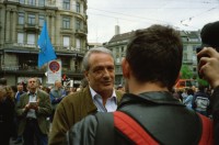 Image of sheet 20020190 photo 10: 1. Mai Demo Demonstration  gegen Busch George Bush Masken Affen Köche Koch Kochen ehemaliger Tessiner Nationalrat der Sozialdemokraten Franco Cavalli an der Demo