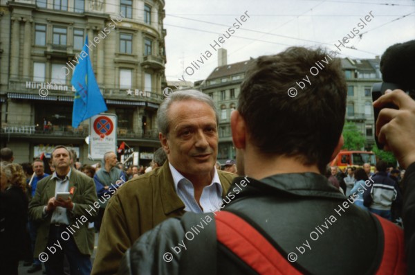 Image of sheet 20020190 photo 10: 1. Mai Demo Demonstration  gegen Busch George Bush Masken Affen Köche Koch Kochen ehemaliger Tessiner Nationalrat der Sozialdemokraten Franco Cavalli an der Demo