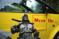 Image of sheet 20020190 photo 25: 1. Mai Demo Demonstration  gegen Busch George Bush Masken Affen Köche Koch Kochen ehemaliger Tessiner Nationalrat der Sozialdemokraten Franco Cavalli an der Demo am Limmatquai füttert Frau Tauben. 
Gotthard Wilhem Tell Abbildung auf Smart Auto Autobahn Galerien im Regen