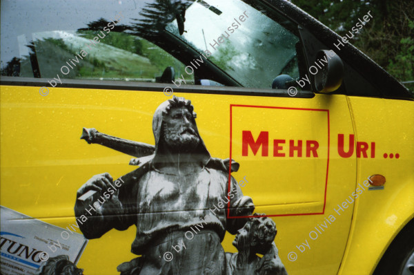 Image of sheet 20020190 photo 25: 1. Mai Demo Demonstration  gegen Busch George Bush Masken Affen Köche Koch Kochen ehemaliger Tessiner Nationalrat der Sozialdemokraten Franco Cavalli an der Demo am Limmatquai füttert Frau Tauben. 
Gotthard Wilhem Tell Abbildung auf Smart Auto Autobahn Galerien im Regen