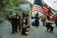 Image of sheet 20020190 photo 4: 1. Mai Demo Demonstration  gegen Busch George Bush Masken Affen Köche Koch Kochen ehemaliger Tessiner Nationalrat der Sozialdemokraten Franco Cavalli an der Demo am Limmatquai füttert Frau Tauben. 
Gotthard Wilhem Tell Abbildung auf Smart Auto Autobahn Galerien im Regen