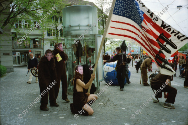 Image of sheet 20020190 photo 4: 1. Mai Demo Demonstration  gegen Busch George Bush Masken Affen Köche Koch Kochen ehemaliger Tessiner Nationalrat der Sozialdemokraten Franco Cavalli an der Demo am Limmatquai füttert Frau Tauben. 
Gotthard Wilhem Tell Abbildung auf Smart Auto Autobahn Galerien im Regen