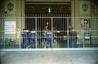 Image of sheet 20020190 photo 8: 1. Mai Demo Demonstration  gegen Busch George Bush Masken Affen Köche Koch Kochen ehemaliger Tessiner Nationalrat der Sozialdemokraten Franco Cavalli an der Demo am Limmatquai füttert Frau Tauben. 
Gotthard Wilhem Tell Abbildung auf Smart Auto Autobahn Galerien im Regen