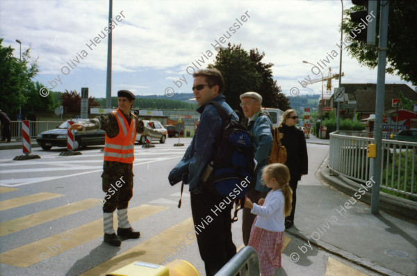 Image of sheet 20020200 photo 1: Die Expo.02 war die 6. Schweizer Landesausstellung und fand vom 15. Mai bis zum 20. Oktober 2002 im Drei-Seen-Land statt. Die Ausstellung bestand hauptsächlich aus fünf Arteplage genannten Ausstellungsgeländen, welche an den Seeufern der Städte Biel/Bienne, Murten, Neuenburg und Yverdon-les-Bains ausschliesslich für die Dauer der Exposition errichtet wurden; die fünfte Arteplage war eine umgebaute Kiesbarke, Arteplage mobile du Jura genannt, die zwischen den restlichen Arteplages verkehrte. Dabei vertrat jede Arteplage einen der fünf Organisations-Kantone Bern, Jura, Freiburg, Neuenburg und Waadt.
Ausflug Expo.02 mit Redaktion der Schweizer Familie Tamedia Schiff nach Neuenburg Sicht vom See 
Balz Fingerhuth Nebel Wolke Yverdon les Bains Plastikmantel Alis Heussler 4 1/2 jährig 2002 

Expo.02 was the 6th Swiss national exposition, which was held from 15 May to 20 October 2002. The exposition took place around the lakes of Neuchâtel, Bienne/Biel and Morat/Murten. It was divided into five sites, which were called Arteplages, due to the proximity of the water (some sites were actually partially or totally built on the water). The five Arteplages were located in Neuchâtel, Yverdon-les-Bains, Morat/Murten, Biel/Bienne and on a mobile barge traveling from one site to another. The barge represented the canton of Jura, which does not have access to any one of the three lakes.