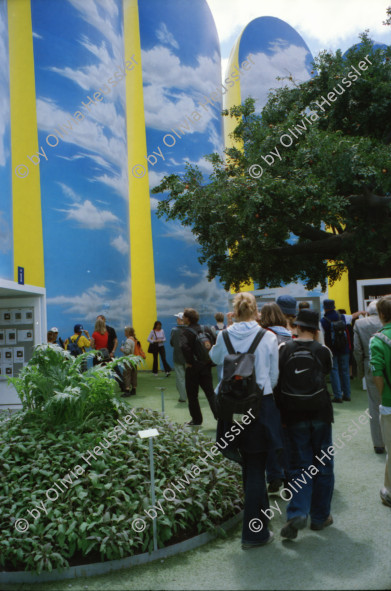 Image of sheet 20020210 photo 31: Ausflug Expo.02 mit Redaktion der Schweizer Familie Tamedia Schiff nach Neuenburg Sicht vom See Stäbe Neuchatel Die drei Kieselsteine auf der Arteplage Neuenburg 2002
Die Expo.02 war die 6. Schweizer Landesausstellung und fand vom 15. Mai bis zum 20. Oktober 2002 im Drei-Seen-Land statt. Die Ausstellung bestand hauptsächlich aus fünf Arteplage genannten Ausstellungsgeländen, welche an den Seeufern der Städte Biel/Bienne, Murten, Neuenburg und Yverdon-les-Bains ausschliesslich für die Dauer der Exposition errichtet wurden; die fünfte Arteplage war eine umgebaute Kiesbarke, Arteplage mobile du Jura genannt, die zwischen den restlichen Arteplages verkehrte. Dabei vertrat jede Arteplage einen der fünf Organisations-Kantone Bern, Jura, Freiburg, Neuenburg und Waadt.
Alis Heussler 4 1/2 jährig und Olivia Apfelsorten alte in Konfitüregläser Gläser Apfel Riesenrad Coop

Expo.02 was the 6th Swiss national exposition, which was held from 15 May to 20 October 2002. The exposition took place around the lakes of Neuchâtel, Bienne/Biel and Morat/Murten. It was divided into five sites, which were called Arteplages, due to the proximity of the water (some sites were actually partially or totally built on the water). The five Arteplages were located in Neuchâtel, Yverdon-les-Bains, Morat/Murten, Biel/Bienne and on a mobile barge traveling from one site to another. The barge represented the canton of Jura, which does not have access to any one of the three lakes. Switzerland Schweiz 2002