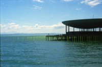 Image of sheet 20020210 photo 8: Ausflug Expo.02 mit Redaktion der Schweizer Familie Tamedia Schiff nach Neuenburg Sicht vom See Stäbe Neuchatel Die drei Kieselsteine auf der Arteplage Neuenburg 2002
Die Expo.02 war die 6. Schweizer Landesausstellung und fand vom 15. Mai bis zum 20. Oktober 2002 im Drei-Seen-Land statt. Die Ausstellung bestand hauptsächlich aus fünf Arteplage genannten Ausstellungsgeländen, welche an den Seeufern der Städte Biel/Bienne, Murten, Neuenburg und Yverdon-les-Bains ausschliesslich für die Dauer der Exposition errichtet wurden; die fünfte Arteplage war eine umgebaute Kiesbarke, Arteplage mobile du Jura genannt, die zwischen den restlichen Arteplages verkehrte. Dabei vertrat jede Arteplage einen der fünf Organisations-Kantone Bern, Jura, Freiburg, Neuenburg und Waadt.
Alis Heussler 4 1/2 jährig und Olivia Apfelsorten alte in Konfitüregläser Gläser Apfel Riesenrad Coop

Expo.02 was the 6th Swiss national exposition, which was held from 15 May to 20 October 2002. The exposition took place around the lakes of Neuchâtel, Bienne/Biel and Morat/Murten. It was divided into five sites, which were called Arteplages, due to the proximity of the water (some sites were actually partially or totally built on the water). The five Arteplages were located in Neuchâtel, Yverdon-les-Bains, Morat/Murten, Biel/Bienne and on a mobile barge traveling from one site to another. The barge represented the canton of Jura, which does not have access to any one of the three lakes. Switzerland Schweiz 2002