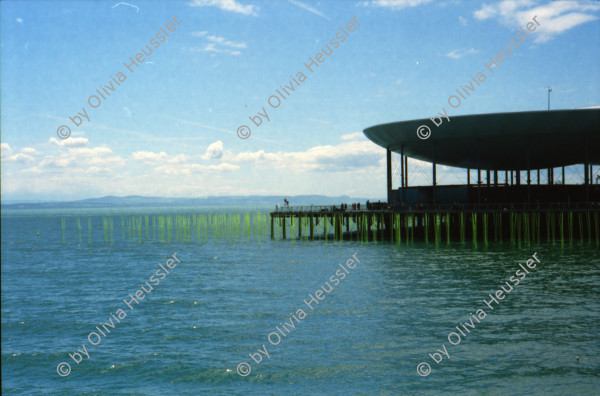 Image of sheet 20020210 photo 8: Ausflug Expo.02 mit Redaktion der Schweizer Familie Tamedia Schiff nach Neuenburg Sicht vom See Stäbe Neuchatel Die drei Kieselsteine auf der Arteplage Neuenburg 2002
Die Expo.02 war die 6. Schweizer Landesausstellung und fand vom 15. Mai bis zum 20. Oktober 2002 im Drei-Seen-Land statt. Die Ausstellung bestand hauptsächlich aus fünf Arteplage genannten Ausstellungsgeländen, welche an den Seeufern der Städte Biel/Bienne, Murten, Neuenburg und Yverdon-les-Bains ausschliesslich für die Dauer der Exposition errichtet wurden; die fünfte Arteplage war eine umgebaute Kiesbarke, Arteplage mobile du Jura genannt, die zwischen den restlichen Arteplages verkehrte. Dabei vertrat jede Arteplage einen der fünf Organisations-Kantone Bern, Jura, Freiburg, Neuenburg und Waadt.
Alis Heussler 4 1/2 jährig und Olivia Apfelsorten alte in Konfitüregläser Gläser Apfel Riesenrad Coop

Expo.02 was the 6th Swiss national exposition, which was held from 15 May to 20 October 2002. The exposition took place around the lakes of Neuchâtel, Bienne/Biel and Morat/Murten. It was divided into five sites, which were called Arteplages, due to the proximity of the water (some sites were actually partially or totally built on the water). The five Arteplages were located in Neuchâtel, Yverdon-les-Bains, Morat/Murten, Biel/Bienne and on a mobile barge traveling from one site to another. The barge represented the canton of Jura, which does not have access to any one of the three lakes. Switzerland Schweiz 2002