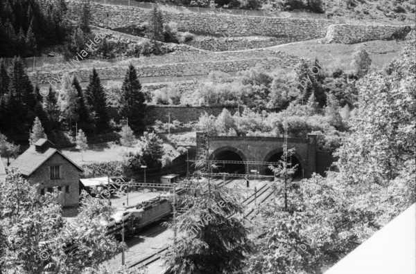 Image of sheet 20020360 photo 11: Tunnel Gotthardbahn Göschenen Brücke Nationalstrasse Michael T. Ganz Verkehrsschilder
Haederlisbruecke untere Schoellenen Bahngeleise der Gotthard Eisenbahn vor dem Tunneleingang
Urnerland Römerbrücke 
In der Nacht vom 24. auf den 25. August 1987 wurde das Gotthard-Gebiet durch ein Unwetter mit heftigen Niederschlägen heimgesucht. Das dadurch entstandene Hochwasser in der Reuss schwemmte die für ihre Schönheit weitherum bekannte Häderlisbrücke in der Schöllenen weg. 1991 hat der Kanton Uri mit Hilfe des Bundes und des Schweizerischen Baumeisterverbandes die Häderlisbrücke originalgetreu wiederaufgebaut.