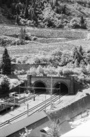 Image of sheet 20020360 photo 12: Tunnel Gotthardbahn Göschenen Brücke Nationalstrasse Michael T. Ganz Verkehrsschilder
Haederlisbruecke untere Schoellenen Bahngeleise der Gotthard Eisenbahn vor dem Tunneleingang
Urnerland Römerbrücke 
In der Nacht vom 24. auf den 25. August 1987 wurde das Gotthard-Gebiet durch ein Unwetter mit heftigen Niederschlägen heimgesucht. Das dadurch entstandene Hochwasser in der Reuss schwemmte die für ihre Schönheit weitherum bekannte Häderlisbrücke in der Schöllenen weg. 1991 hat der Kanton Uri mit Hilfe des Bundes und des Schweizerischen Baumeisterverbandes die Häderlisbrücke originalgetreu wiederaufgebaut.