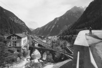 Image of sheet 20020360 photo 20: Tunnel Gotthardbahn Göschenen Brücke Nationalstrasse 
Bahngeleise der Gotthard Eisenbahn vor dem Tunneleingang
Urnerland Kanton Uri Schweiz  2002 √