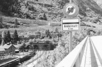 Image of sheet 20020360 photo 5: Ortstafel Andermatt Tunnel Nordportal Gotthardbahn Göschenen Nationalstrasse Verkehrsschilder
untere Schoellenen Bahngeleise der Gotthard Eisenbahn vor dem Tunneleingang
Urnerland Kanton Uri 2002 √