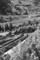 Image of sheet 20020360 photo 8: Tunnel Nordportal Sommer Gotthardbahn Göschenen
Bahngeleise der Gotthard Eisenbahn vor dem Tunneleingang
Urnerland Kanton Uri, Schweiz  2002 √