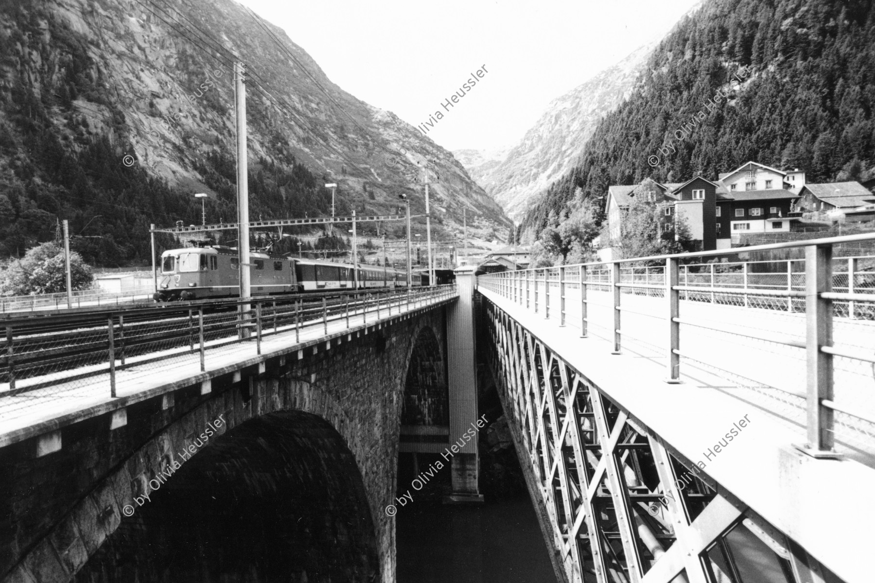 Image of sheet 20020361 photo 29: Göschenen Gotthard Souvenir Brücke Eisenbahn tunnel Eingang √ bridge north entrance Train Switzerland Transport public Canton Uri 

© 2002, OLIVIA HEUSSLER / www.clic.li