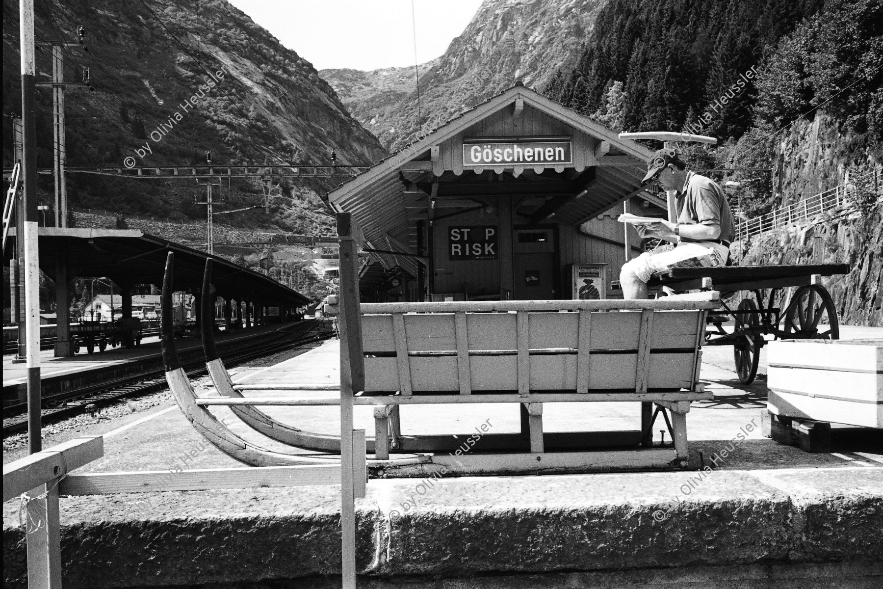 Image of sheet 20020361 photo 32: Holzschlitten der Post Ptt im Bahnhof Göschenen Gotthard Eisenbahn tunnel Eingang Schlitten alter Kanton Uri Schweiz Switzerland Transport 2002 √
© 2002, OLIVIA HEUSSLER / www.clic.li