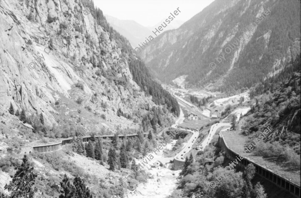 Image of sheet 20020370 photo 11: Schöllenen Nationalstrasse Motorrad Natelantenne Schild Fussgänger Automobil Wasser kocht Teufelsbrücke Auto Strasse Brücke Teufelsbrücke Reuss Kurve Tal