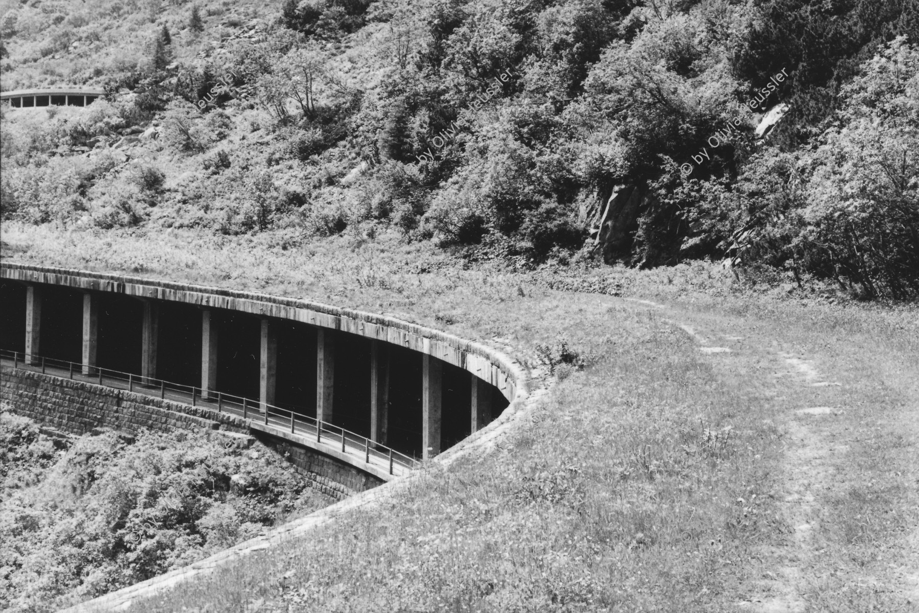 Image of sheet 20020370 photo 12: Wanderweg durch die Schöllenen auf der Gallerie der überdeckten Gotthardbahn  Gotthard
© 2002, OLIVIA HEUSSLER / www.clic.li
Reuss Tal
Kanton Uri, Schweiz 2002 √