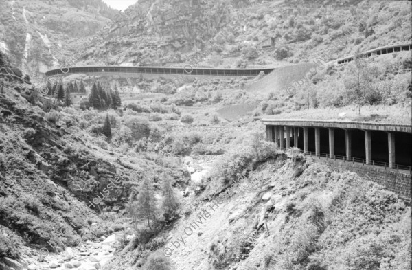 Image of sheet 20020370 photo 13: Schöllenen Nationalstrasse Motorrad Natelantenne Schild Fussgänger Automobil Wasser kocht Teufelsbrücke Auto Strasse Brücke Teufelsbrücke Reuss Kurve Tal