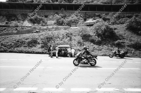 Image of sheet 20020370 photo 25: Schöllenen Nationalstrasse Motorrad Natelantenne Schild Fussgänger Automobil Wasser kocht Teufelsbrücke Auto Strasse Brücke Teufelsbrücke Reuss Kurve Tal