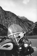 Image of sheet 20020370 photo 27: Nationalstrasse ein Gummihuhn hängt am Motorrad Auto Passstrasse Nationalstrasse über den Gotthardpass Gotthard, Kurve Tal Kanton Uri Schweiz 2002 √
copyright by Olivia Heussler
Exhibition »Via Gotthard«, Leica Camera Galerie Bienne 2003