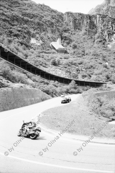 Image of sheet 20020370 photo 31: Schöllenen Nationalstrasse Motorrad Natelantenne Schild Fussgänger Automobil Wasser kocht Teufelsbrücke Auto Strasse Brücke Teufelsbrücke Reuss Kurve Tal