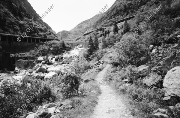 Image of sheet 20020370 photo 4: Schöllenen Nationalstrasse Motorrad Natelantenne Schild Fussgänger Automobil Wasser kocht Teufelsbrücke Auto Strasse Brücke Teufelsbrücke Reuss Kurve Tal