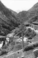 Image of sheet 20020370 photo 9: Schöllenen Nationalstrasse Natelantenne  Auto Strasse Brücke Reuss Kurve Tal Verkehr Kanton Uri, Gotthardpass, Gotthard Schweiz 2002 √
© 2002, OLIVIA HEUSSLER / www.clic.li