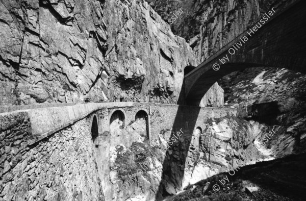 Image of sheet 20020380 photo 10: Gotthardstrasse Schöllenen Strassenbrücke von 1956 überspannt jene von 1830 die Säumerbrücke oder Teufelsbrücke
Gotthard Gotthardpass Brücke Schlucht Reuss Uri 2002