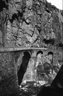 Image of sheet 20020380 photo 12: Gotthardstrasse Schöllenen Strassenbrücke von 1956 überspannt jene von 1830 die Säumerbrücke oder Teufelsbrücke

Gotthard Gotthardpass Brücke Schlucht Reuss Uri 2002