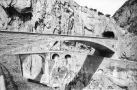 Image of sheet 20020380 photo 15: Gotthardstrasse Schöllenen Strassenbrücke von 1956 überspannt jene von 1830 die Säumerbrücke oder Teufelsbrücke genannt
Gotthard Gotthardpass Brücke Schlucht Reuss Uri 2002