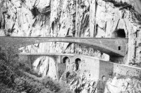 Image of sheet 20020390 photo 16: Gotthardstrasse Schöllenen Strassenbrücke von 1956 überspannt jene von 1830 die Säumerbrücke von 1200 befand sich ganz unten in der Schlucht. Viadukt Schöllenenbahn Teufelsbrücke



Der erste Schweizer Tunnel durch die Alpen, das Urnerloch wurde 1707-1708 erbaut und erleichterte das Überqueren des Gotthardpasses. Seine Länge betrug 64 Meter.