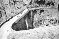 Image of sheet 20020390 photo 23: Gotthardstrasse Schöllenen Strassenbrücke von 1830 über die Reuss 
die Säumerbrücke von 1200 befand sich ganz unten in der Schlucht. Viadukt Schöllenenbahn Teufelsbrücke
Schöllenenschlucht bei der Teufelsbrücke im schweizerischen Kanton Uri.


Der erste Schweizer Tunnel durch die Alpen, das Urnerloch wurde 1707-1708 erbaut und erleichterte das Überqueren des Gotthardpasses. Seine Länge betrug 64 Meter.